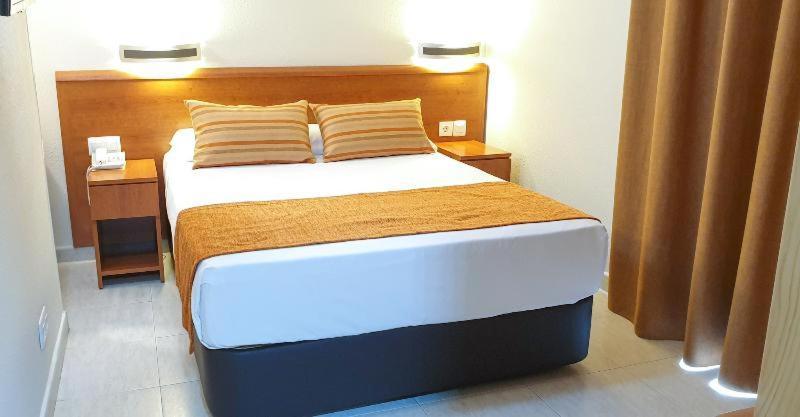 Hotel Marconi Бенидорм Стая снимка